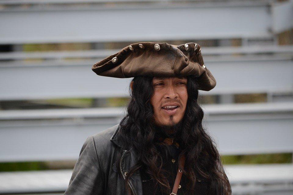 Актер в образе пирата